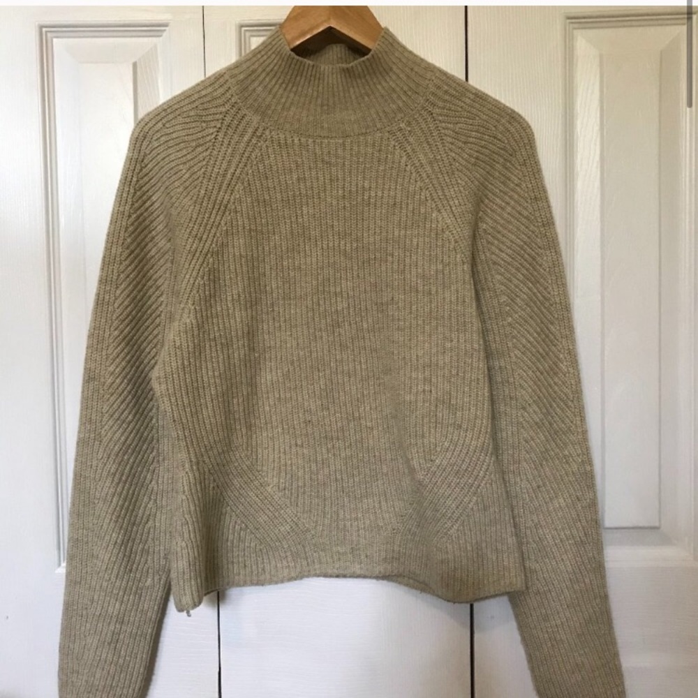 Gap beige mockneck sweater